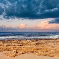 schöne meereslandschaft am ozeanstrand foto