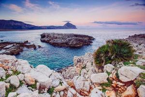 Meer und Kap Milazzo. Italien. foto