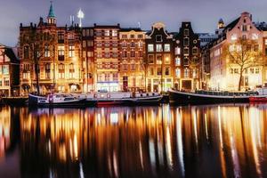 schöne nacht in amsterdam. Beleuchtung von Gebäuden foto