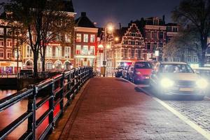 Amsterdamer Grachten Westseite in der Abenddämmerung foto