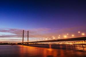 Nachtstadtlandschaft dyusildorf. Medienhafen. Deutschland. weiche lig foto