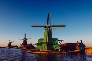 traditionelle holländische windmühlen vom kanal rotterdam. Holland foto