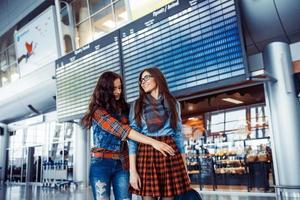 zwei glückliche freunde trafen sich am flughafen. kunstbearbeitung und retusche foto