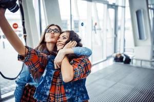 glückliches Mädchen mit Touristenfoto von sich foto