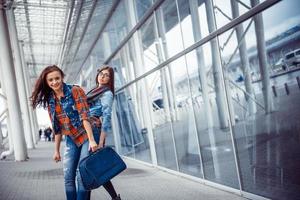 Mädchen, die Spaß haben und glücklich sind, als sie sich am Flughafen trafen. Art Proc foto