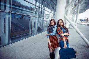 Mädchen, die Spaß haben und glücklich sind, als sie sich am Flughafen trafen. Art Proc foto