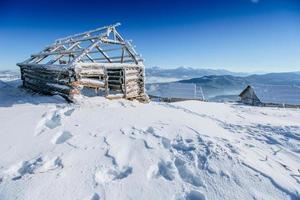 Hütte in den Bergen im Winter foto