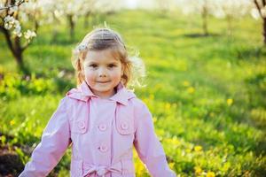 das kleine mädchen, das im frühling an einem sonnigen tag läuft. Kunstbearbeitung ein foto