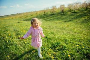 Baby auf einem grünen Rasen. Kunstbearbeitung und Retusche von Fotos spez