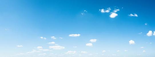 Panorama Himmel und Wolken natürlicher Hintergrund. foto