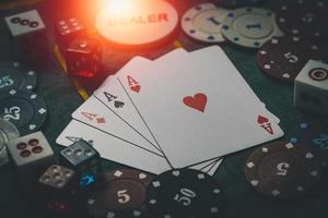 nahaufnahme spielchips, spielkarten. Casino-Pokerspiel-Konzept. Spielkarten, Pokerchips und Würfel am grünen Tisch. die Aussicht von oben foto