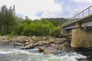 fließender schöner flusssee hemsila mit skogstad bru in norwegen. foto