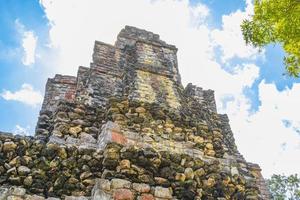 alte Maya-Stätte mit Tempelruinen Pyramidenartefakten Muyil Mexiko. foto