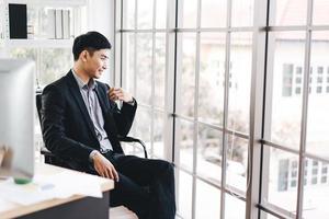 porträt des glücklichen lächelns selbstbewusster blick bürogeschäft asiatischer mann. foto