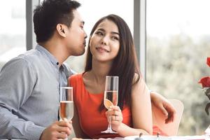 erwachsenes asiatisches liebhaberpaar mann und frau halten einen champagner in der hand. foto