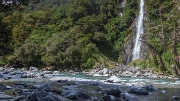 Malerischer Blick auf die Thunder Creek Falls in Neuseeland foto