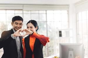 Geschäft Lächeln erwachsener asiatischer Mann und Frau Liebespaar im Büro. foto