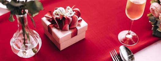 valentinstag festliches liebesthema set restauranttisch für liebespaarabendessen mit vorhandener geschenkbox