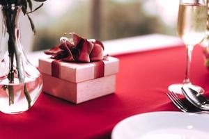 Valentinstag Esstisch mit Geschenkbox foto