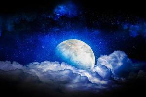 Mond und super bunter Raum zwischen den Wolken. Hintergrund Nachthimmel mit Sternen, Mond und Wolken. das Bild des Mondes von unvergleichlicher Schönheit. foto