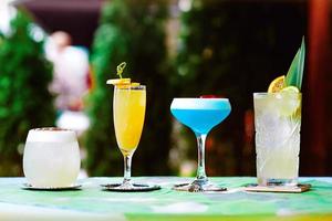 bunte cocktails stehen auf dem tisch auf der terrasse der bar im freien foto