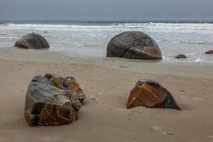 moeraki-felsbrocken am koekohe beach an der küste von otago in neuseeland foto