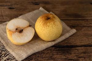 gesundes obst essen chinesische birne auf holztisch. foto