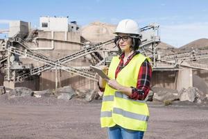 industriearchitekt, der mit tablette auf baustelle arbeitet foto