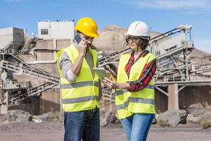 ingenieure mit modernen geräten, die auf der baustelle arbeiten foto