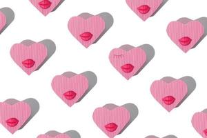 Muster aus herzförmiger Geschenkbox mit Lippen und Wimpern isoliert auf weiß foto