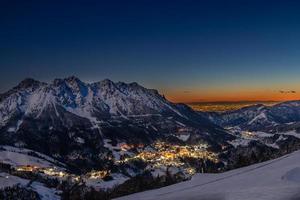 verschneites Bergdorf foto