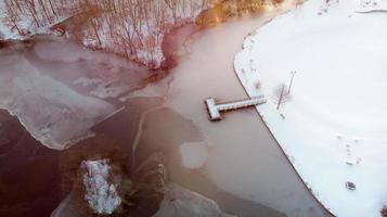 Luftaufnahme des im Schnee gefrorenen Union-Teiches bei Sonnenaufgang foto