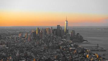 das komplette Manhattan während des Sonnenaufgangs gesehen foto