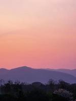 Atmosphäre, bevor die Sonne auf dem Berg aufgeht. foto