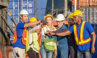 erfolgs- und glücksteamarbeitskonzept, geschäftsleutegruppe, ingenieur- und arbeiterteam, die hände mit unscharfem frachtcontainerhintergrund verbinden foto