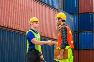 Händedruck von Ingenieuren und Vorarbeitern mit verschwommenem Baustellen-, Erfolgs- und Teamwork-Konzept foto