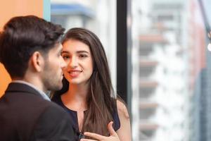 Geschäftsfrau und Geschäftsmann sprechen miteinander im Büro foto