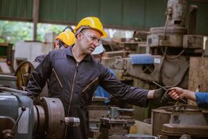 industrietechnik tragen sicherheit einheitliche steuerung betrieb computergesteuerte drehmaschine schleifmaschine arbeiten in der industriefabrik. foto