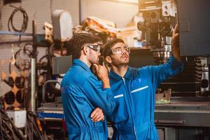 industrietechnik tragen sicherheit einheitliche steuerung betrieb computergesteuerte drehmaschine schleifmaschine arbeiten in der industriefabrik. foto