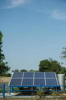 Solarzellen wandeln Sonnenenergie von der Sonne in Energie um. solarzellenkonzept mit kopierraum foto