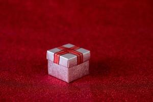 rotes hintergrundbild und geschenkbox valentinstag konzept foto
