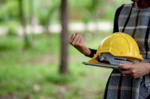 die hände und kappen des industriellen konzepts der ingenieurführerin foto