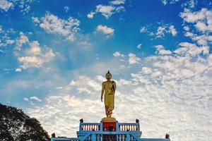 stehendes Buddha-Bild und der blaue Himmel, religiöse Konzepte foto