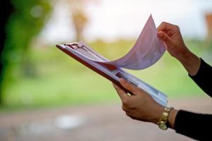 Hand- und Geschäftsdiagramm erfolgreicher Geschäftsleute im Online-Business-Business-Konzept foto