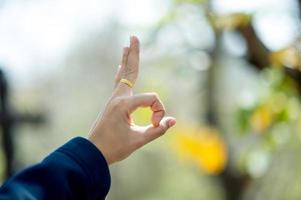 Eine Hand, die Liebenden am Tag der Liebe Liebestag mit Kopierraum zeigt foto