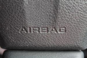 Airbag-Schild am Lenkrad des Autos foto
