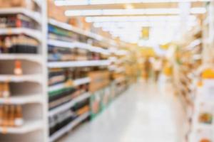 supermarktgang mit produkt in den regalen foto