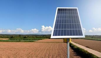 photovoltaikpanel, neue technologie zum speichern und nutzen der energie aus der natur mit menschlichem leben, nachhaltiger energie und umweltfreundlichem konzept foto