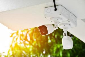 An der Wand installierte CCTV-Kameras zum Speichern und Überwachen der Situationen in der Umgebung des Hauses, um die Sicherheit und den Schutz zu Hause zu gewährleisten, wenn der Eigentümer draußen ist, weicher und selektiver Fokus. foto