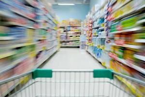 Einkaufen im Supermarkt Einkaufswagenansicht mit Bewegungsunschärfe foto